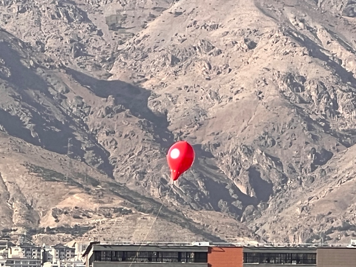 دلیل هوا کردن بالون‌های قرمز در شهر تهران چیست؟ – مدرسه آنلاین