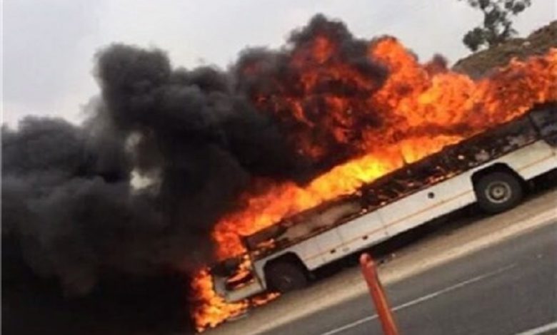 اتوبوس دانش آموزان در آتش سوخت/ پلیس برای نجات بچه‌ها وارد اتوبوس شد+ فیلم