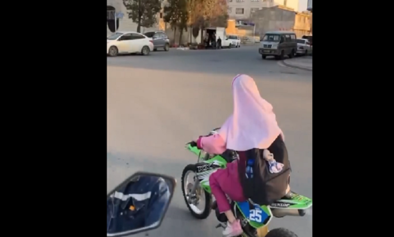 موتورسواری دختر بچه‌ی ابتدایی در راه مدرسه همه را شگفت‌زده کرد+ فیلم