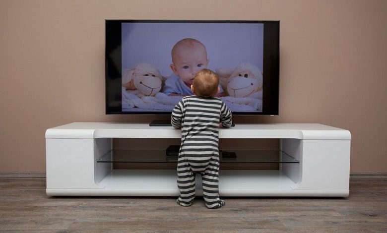 به تازگی دانشمندان به این نتیجه رسیده اند که تماشای ساعت‌های طولانی فیلم مانع رشد کلامی کودکان نوپا می شود.