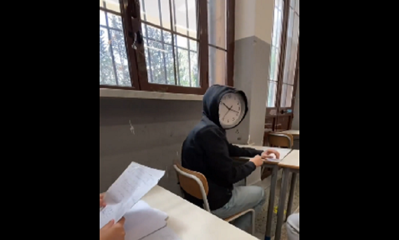 ابتکار خنده‌دار دانش‌آموز در جواب بقیه که میپرسن ساعت چنده؟ + فیلم