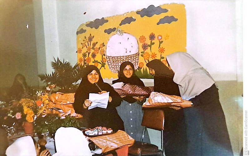 درس خواندن برای زنان در طول تاریخ ایران همیشه موضوع مهمی بوده است. برای تحقق این امر بسیاری از خیراندایشان مکاتب و مدارسی وقف کرده اند. زهره خانم و نوش‌آفرین خانم از موسسان نخستین مدرسه دخترانه در محله طرشت تهران هستند.